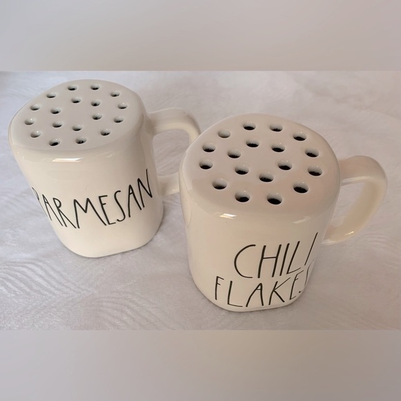 Rae Dunn Parmesan & Chili Flakes shaker set - Picture 5 of 6